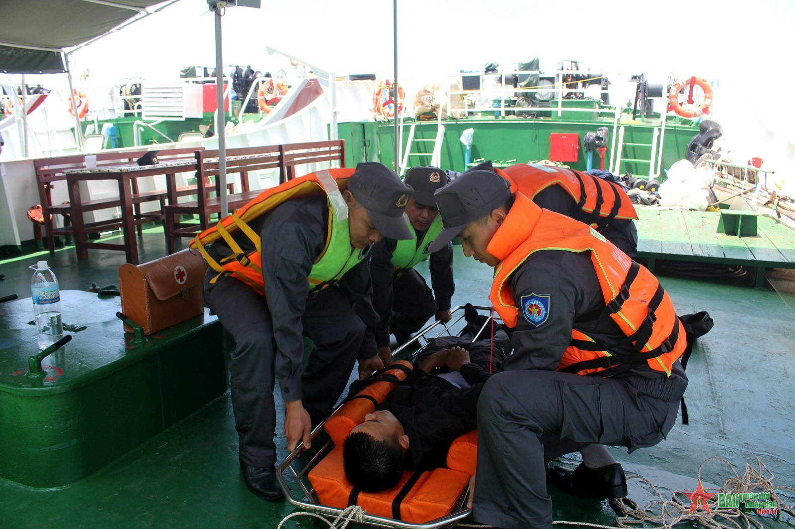 Huấn luyện cứu người gặp nạn trên biển